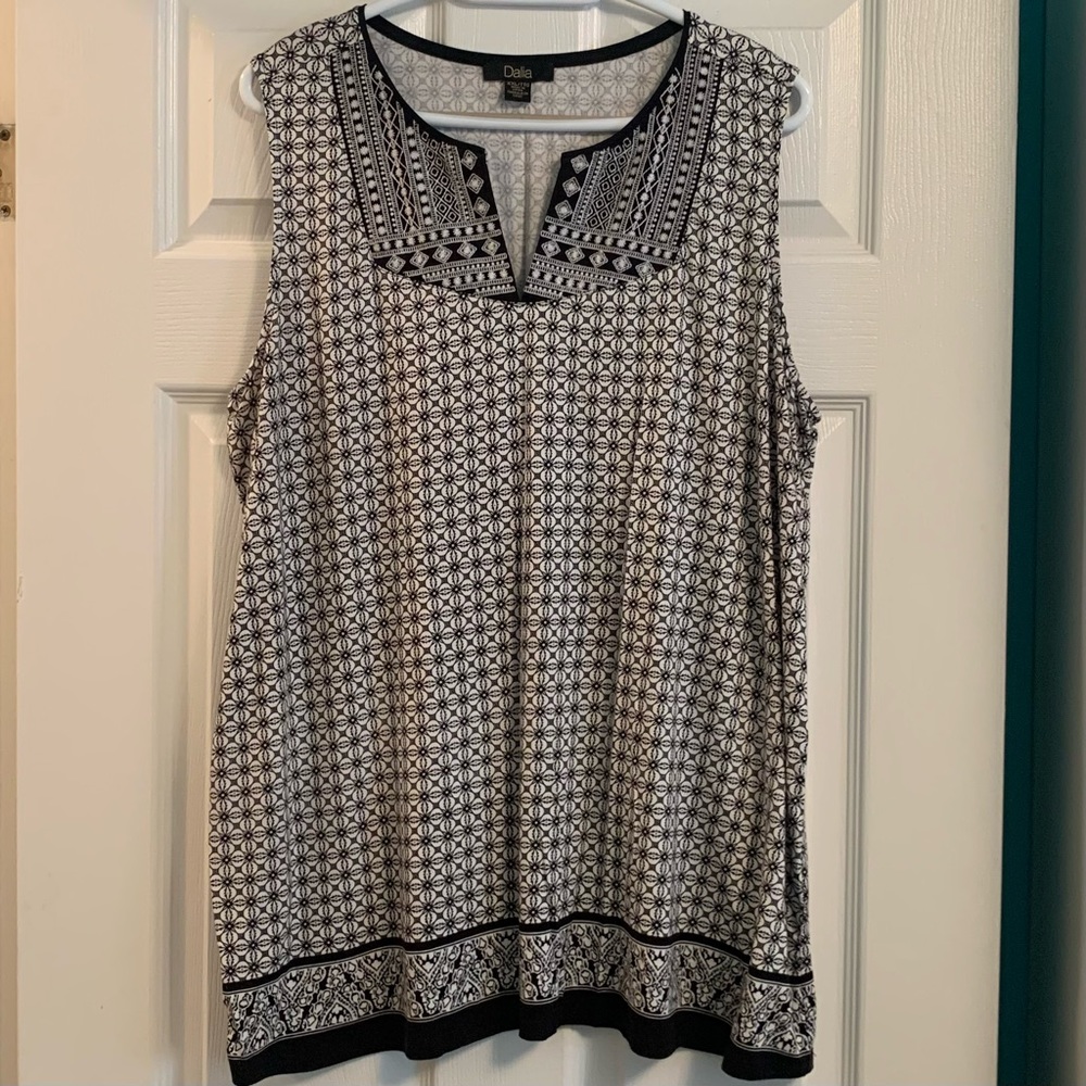 Womens plus size 2X tank. Black/white.